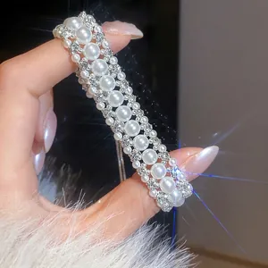 Elegante bracciale di perle in stile francese con strass scintillanti.