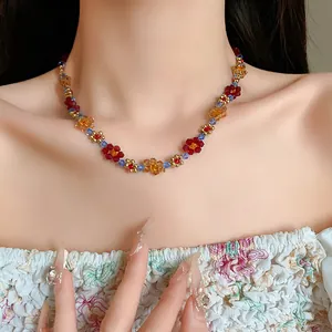 Dettaglio di una collana di fiori in perline colorate fatta a mano su un collo