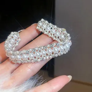Elegante bracciale di perle a tre strati in stile francese con strass luccicanti