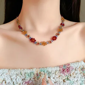 Dettaglio ravvicinato di una collana di fiori in perline colorate intrecciate sul collo