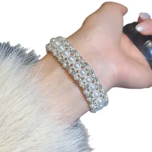 Elegante bracciale di perle in stile francese con strass e manica in finta pelliccia