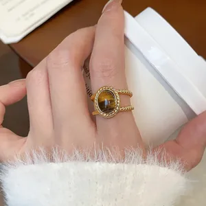 Vista detallada de un anillo abierto vintage bañado en oro de 18k con ojo de tigre