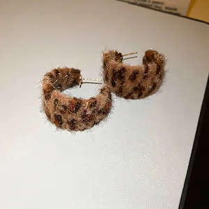 Retro-Ohrringe mit Leopardenmuster und Plüschstruktur, goldfarbene Stecker für Vintage-Stil