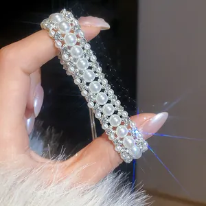 Dettaglio di un elegante bracciale di perle in stile francese con strass