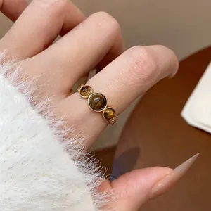 Vista detallada de un anillo vintage bañado en oro de 18 quilates con ojo de tigre