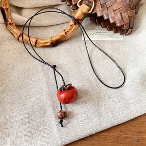Collana fatta a mano con ciondolo a forma di caco, perline di legno e cordino
