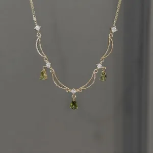 Collier Pendentif Goutte d'Eau en Cuivre Plaqué Or 18K Zirconia Vert Forme de Poire Cristal Gland Chaîne de Clavicule Bijoux Femme