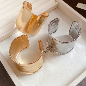 Minimalistischer Eisen Breit Armreif für Damen Luxus Gehämmert Textur Offen Rund Armband Gold Silber Überzogen Mode Schmuck