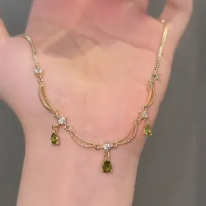 Collier plaqué or 18 carats avec pendentifs en zircon vert en forme de goutte d'eau
