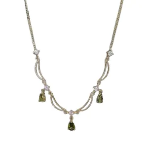 Élégant collier plaqué or 18 carats avec trois pendentifs goutte en zircon vert