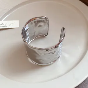 Breiter, gehämmerter Metall-Manschettenarmreif in Silber-Finish