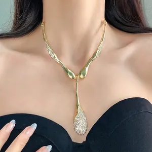 Collier élégant en métal doré avec goutte d'eau irrégulière et strass brillants