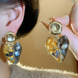 Orecchini a cuore vintage dorati con intarsi di perle e dettagli in resina decorati