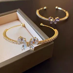 Bracelet jonc doré élégant avec papillon étincelant en zircon et pavé de pierres