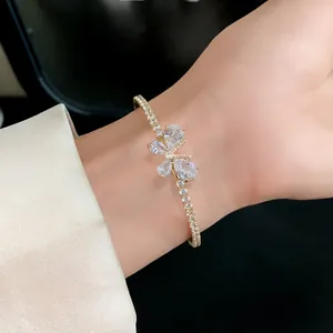 Gros plan d'un élégant bracelet papillon en or avec de brillants zircons cubiques au poignet