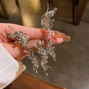 Eleganti orecchini a farfalla in metallo liquido con design a polsino integrato in argento