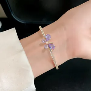 Bracelet jonc élégant avec papillon en zircone violette montré en gros plan détaillé