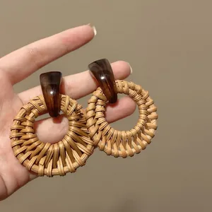 Pendientes de aro de mimbre trenzado con resina marrón para un estilo bohemio de verano