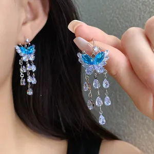 Dettaglio ravvicinato degli orecchini a farfalla in zircone per un look fatato