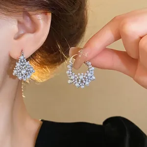 Boucles d'Oreilles Créoles Élégantes Françaises Plaquées Or 14K avec Perles en Grappe pour Femmes Bijoux de Luxe Simples à Boucle d'Oreille