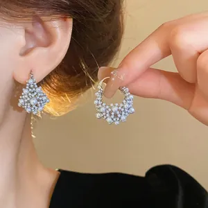 Détail exquis de boucles d'oreilles en perles plaquées or 14K avec un style élégant français