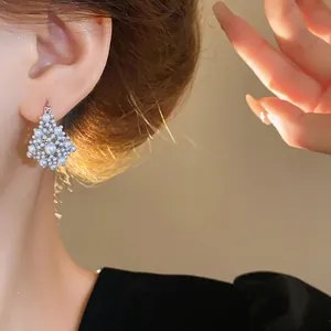 Vue détaillée de boucles d'oreilles élégantes en perles plaquées or 14 carats pour femme
