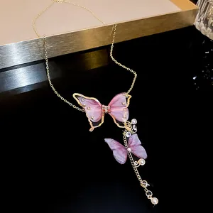 Detailansicht einer eleganten Schmetterlingshalskette mit Tüll, Strass und Perlen