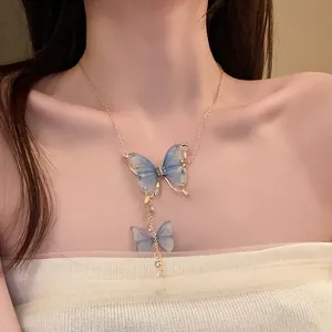 Detailansicht einer eleganten blauen Tüll-Schmetterlingskette mit Perlen und Strasssteinen