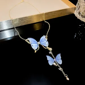 Detailansicht der zarten blauen Tüllschmetterling-Quastenhalskette mit Strasssteinen