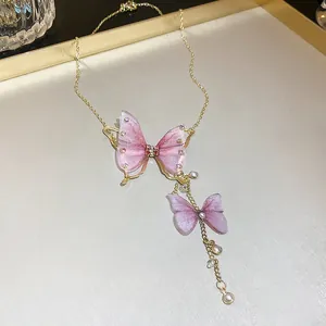 Elegante Detailansicht einer violetten Tüll-Schmetterlingskette mit funkelndem Strass und Perlen