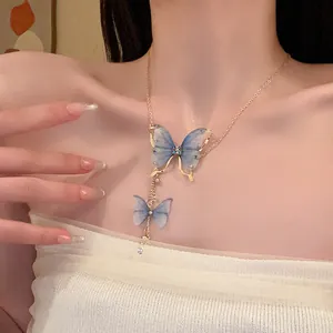 Elegante blaue Tüll-Schmetterling-Quastenkette mit Strasssteinen und Perle am Hals
