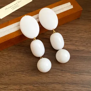 Eleganti orecchini vintage in acrilico bianco con nappa ovale e aghi in argento 925