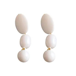 Eleganti orecchini a pendaglio in acrilico bianco con maglie dorate in stile retrò