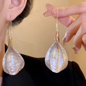 Orecchini a Gancio con Pendente a Petalo Opaco Vintage Francese in Lega di Alta Gamma Placcato Oro Stile Palazzo Floreale per Donna