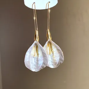 Eleganti orecchini vintage in oro con pendente a petalo bianco perlato stile francese