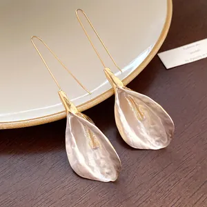 Eleganti orecchini retrò francesi a forma di petalo dorato con una finitura opaca