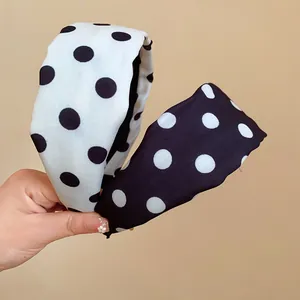 Elegante coletero acolchado de lunares en tela blanca y negra en contraste para mujer