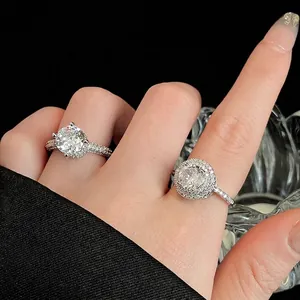 Elegante ronde zirkonia ring met pavézetting gedragen om de vinger voor mode styling