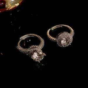 Elegante zilveren ringen met ronde zirkonia en pavee accenten op zwarte basis