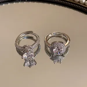 Close-up van elegante zilverkleurige ringen met sprankelende ronde zirkonia