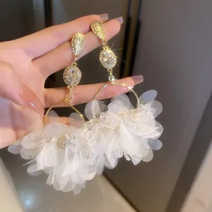 Eleganti orecchini con ago d'argento, fiori in rete bianca e cristalli brillanti