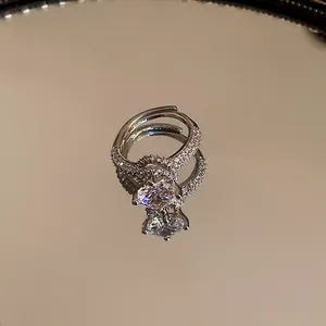 Gedetailleerd overzicht van een zilveren ring met een grote zirkoon en pavéstenen
