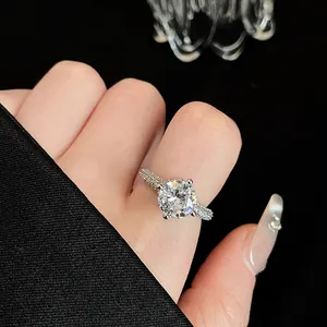 Macro-opname van een luxe ronde zirkonia ring met een fonkelende pavé-band om een vinger