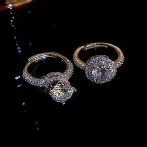 Macro-opname van luxe sprankelende zirkonia ringen met pave-gezette halo vormgeving