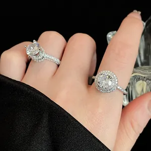 Macro-opname van sprankelende zirkoonringen met elegante zilveren banden om de vingers
