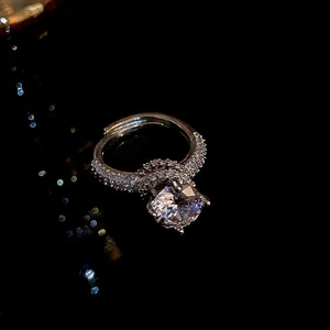 Gedetailleerde opname van een schitterende ronde zirkonia ring met pavé-zetting