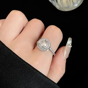 Macro-opname van een zilveren halo-ring met een schitterende ronde zirkonia-steen