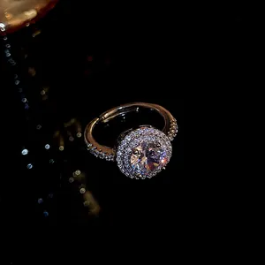 Detailopname van een elegante zilveren halo-ring met schitterende zirkonia-pavé