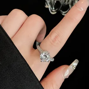 Macro-opname van een zilveren ring met een grote ronde zirkonia steen