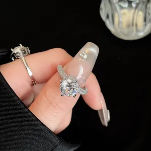Close-up detail van een zilveren ring met een grote ronde briljantgeslepen zirkonia